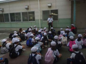 学校で4年生の子供たちが校長先生のお話を聞いています。