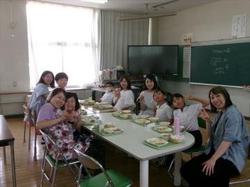 教室内でふれあい給食を楽しむ参加者の様子