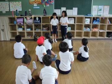 教室内でルール説明を受ける児童たちの様子