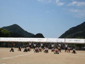 運動場で競技に参加する児童たちの様子
