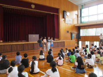 1学期でがんばったことを発表している6年生の様子