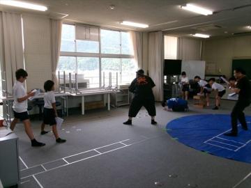教室内でらくりん座ワークショップに取り組む児童たちの様子