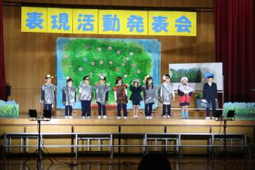 子どもたちが歌を歌っている様子