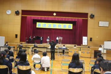 子どもたちが合奏をしている様子