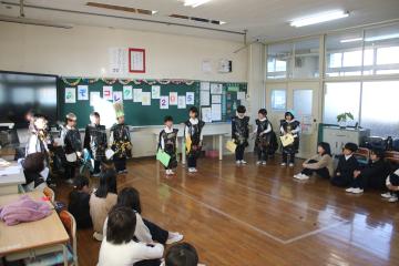 子どもたちがファッションショーをしている様子