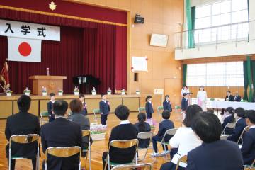 体育館で入学式に参加する児童たちの様子