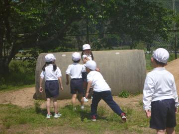 外遊びをする児童たちの様子