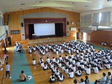 トライやる・ウィーク実践発表会で熱心に活動の様子を発表しています。