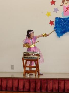 幼児が和太鼓をする姿