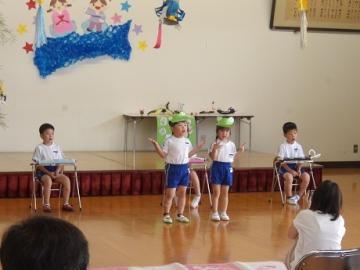 幼児が鍵盤を弾いたり歌を歌ったりする様子
