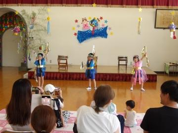 年長児がダンスをする様子