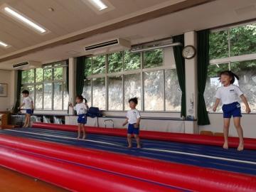 幼児達がエアートランポリンを楽しむ様子