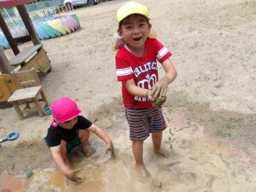 幼児がどろんこ遊びをする様子