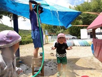 水遊びをしている様子