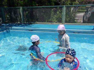 幼児がプールで遊ぶ様子