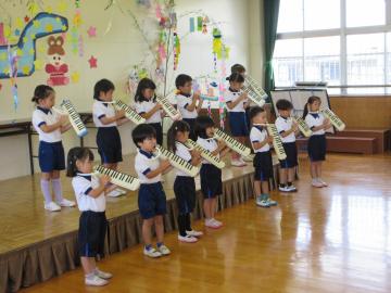 5歳児が鍵盤ハーモニカを演奏しているよ