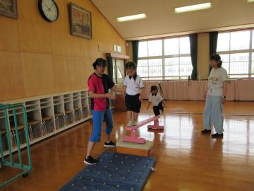 平均台を渡っているよ