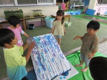 園児が友達を認めて拍手をする場面