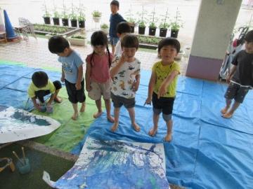 自分たちが絵の具でつくった雨を見ている園児の様子