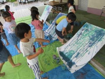 模造紙の下に絵の具が溜まり、水たまりができていると言っています。