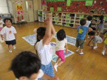 教室で園児たちが雨を体で表現しています