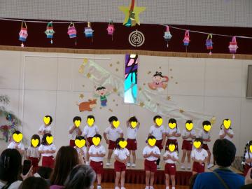 4歳児が歌を歌っているところ