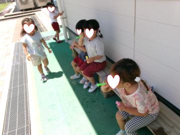 3歳児がシャボン玉をとばして遊んでいるところ