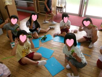 5歳児が野菜のお供えをつくっているところ