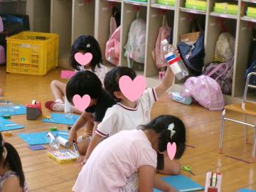 5歳児が廃材を使ってロケットつくりをしているところ
