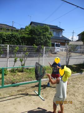4歳児が虫網で虫を捕まえているところ