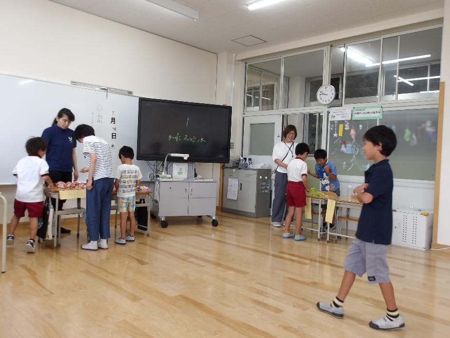 教室に並ぶ店を選びながら歩く児童の様子