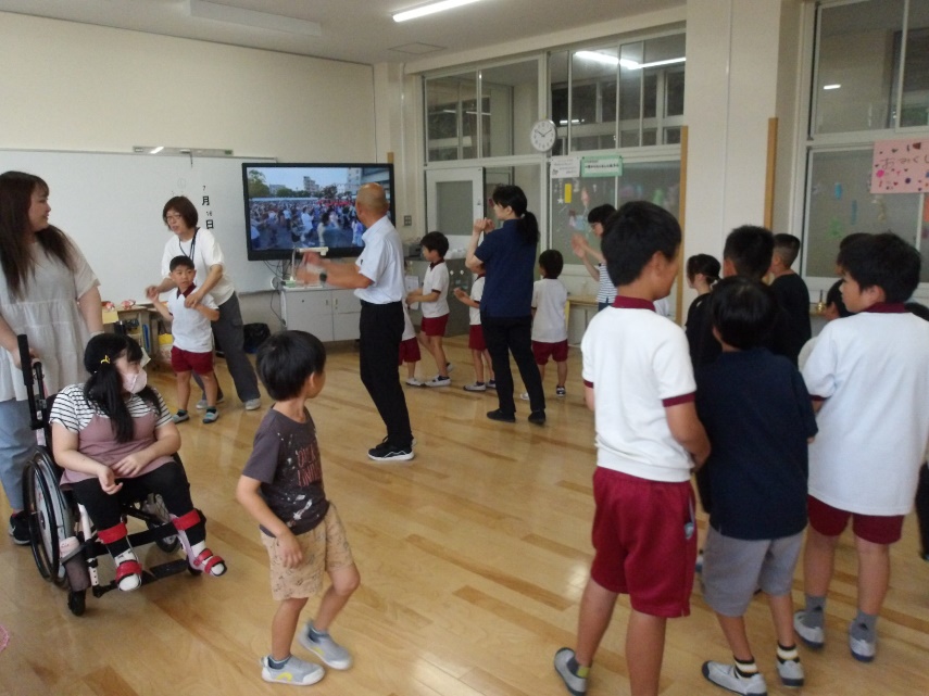 動画を見ながら踊ります。