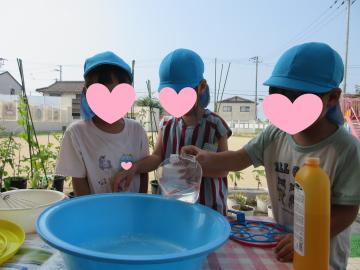 子供たちがシャボン液を作っているところ