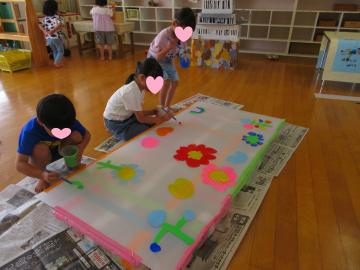 子供たちがペットボトルボートに飾り付けをしているところ。