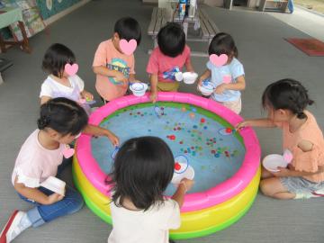 子供たちがスーパーボールすくいをしているところ