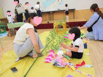 親子で笹飾りを飾っているところ