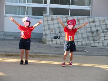 子供たちが手を挙げてダンスを踊っているところ