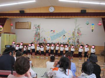 子供たちが歌っているところ