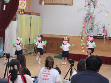 子供たちがカエルのダンスをしているところ