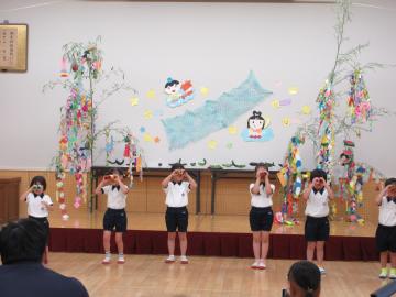 子供たちが海賊のダンスを踊っているところ