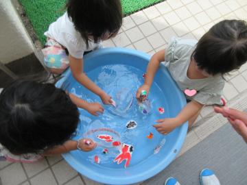 金魚すくいの遊びをしているところ