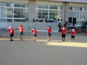 納涼の集いでダンスを踊っているところ