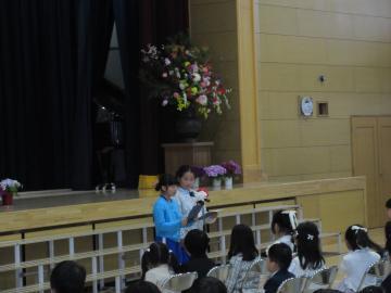 新1年生にお祝いのあいさつをしている6年生