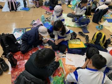 キーホルダーづくりをしている様子