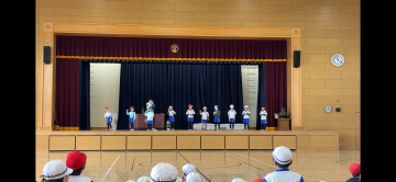 紙ひこうきを飛ばしている様子