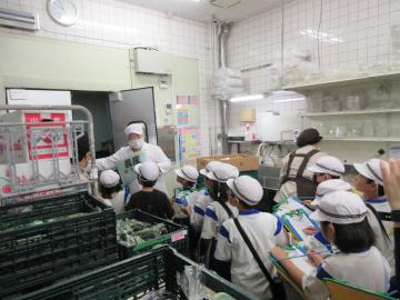 スーパーマーケットのバックヤードを見学している児童たちの様子