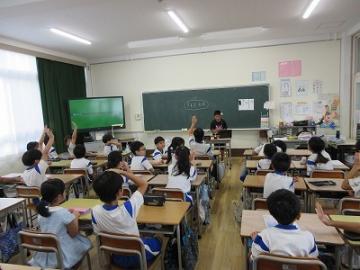 教室内で、児童たちが縦割りで集会活動を行ってる様子