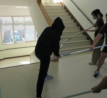 階段の踊り場で教師が不審者を制圧している様子