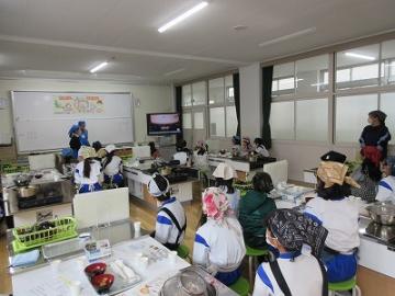 味噌汁を作る前に説明を聞いている様子