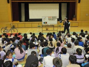 警察の方から正しい自転車の乗り方について指導を受けている様子